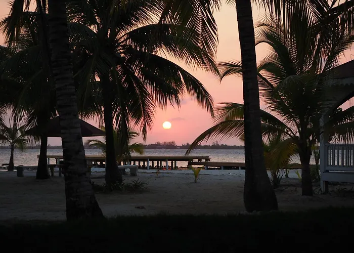 Sea Eye Hotel - Tropical Building Utila