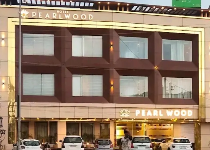 Hotel Pearl Wood Zirakpur