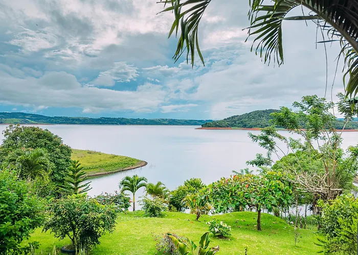 Tinajas Arenal Lakefront Lodge Nuevo Arenal