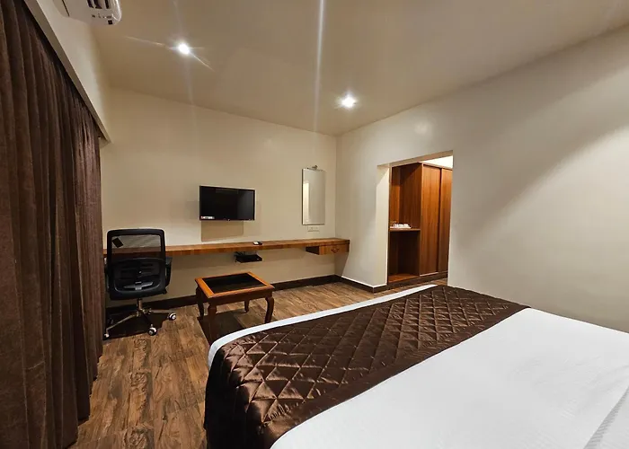 Hotel Pl Grand Kāraikkudi