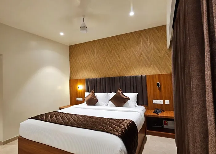 Hotel Pl Grand Kāraikkudi