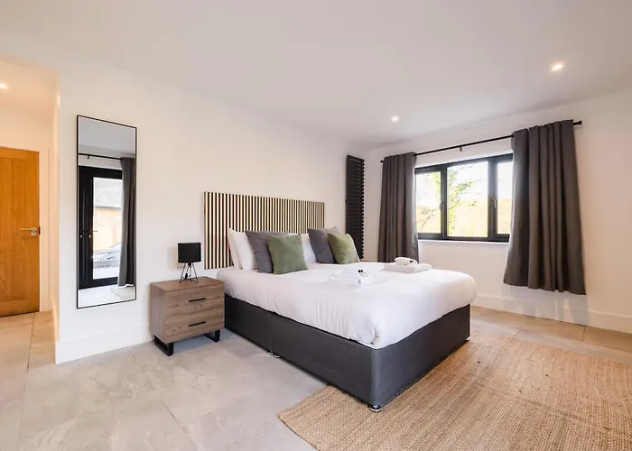 The Old House 1147 Hotel Bridgend 