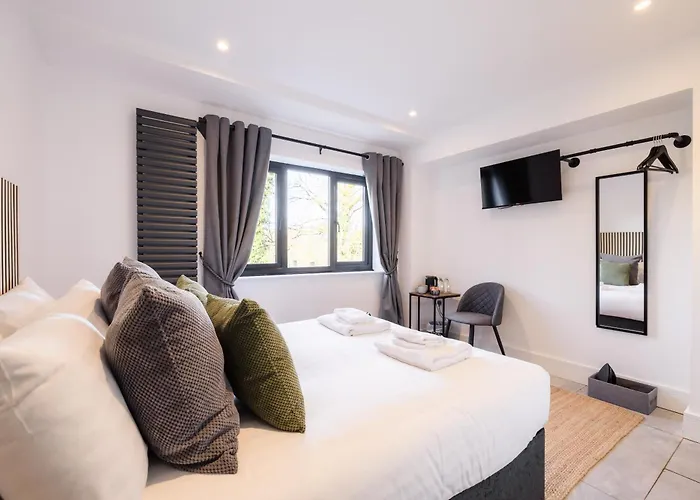 The Old House 1147 Hotel Bridgend 