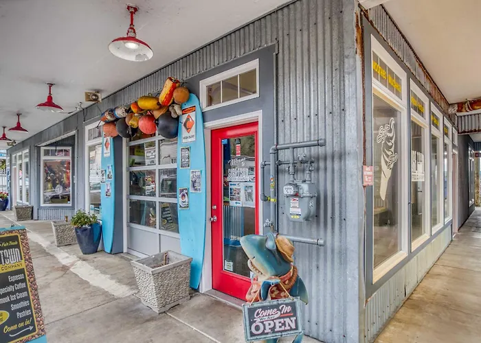 Surfer Dude - Anchor Pier Lodge Newport
