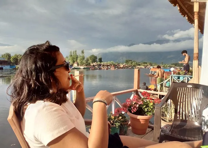 Quebec Group Of Houseboats By Touristhousebost Hotel Srinagar 
