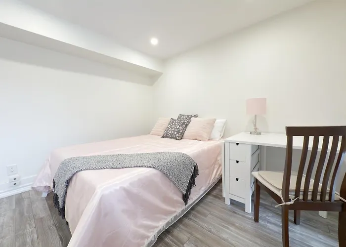 Cozy Room With Private Bath Near Don Mills Subway Toronto