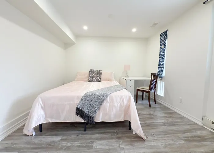 Cozy Room With Private Bath Near Don Mills Subway Toronto