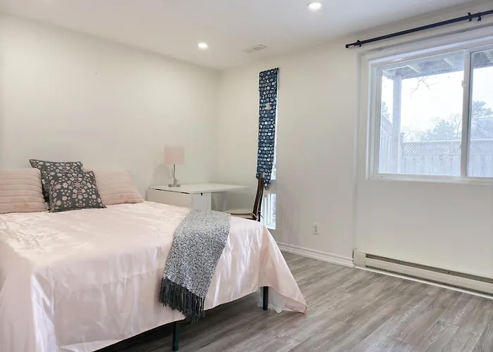 Cozy Room With Private Bath Near Don Mills Subway Toronto