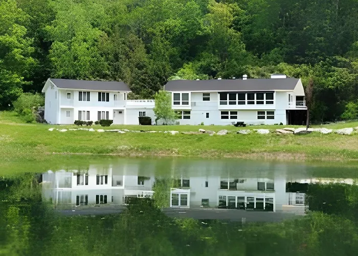 The Cozy Cat Motel At Catamount Hillsdale