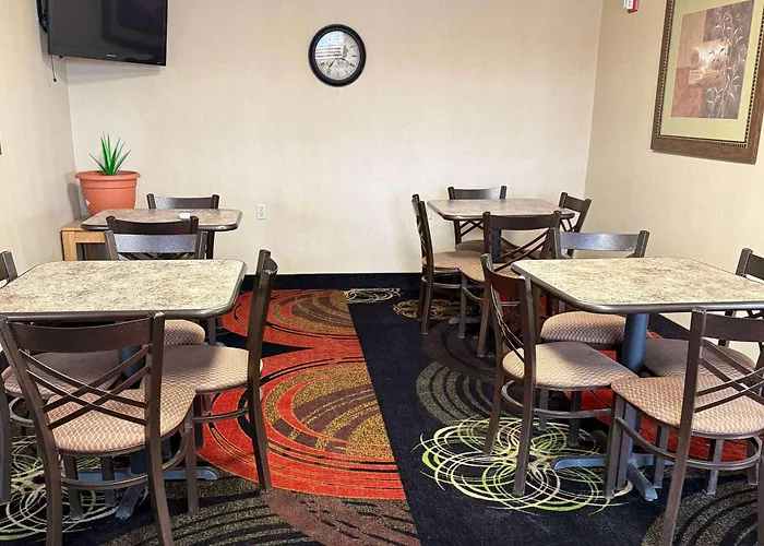 Super 8 By Wyndham Cozad Hotel