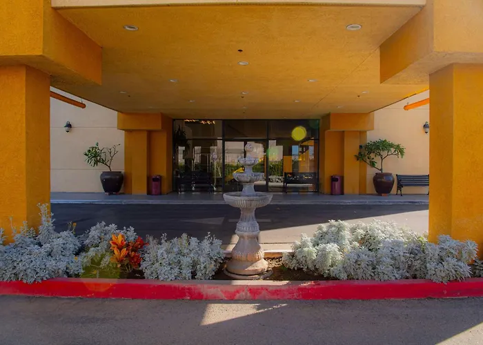 Ramada Plaza By Wyndham Garden Grove/Anaheim South Hotel