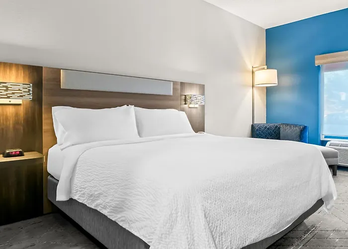 Holiday Inn Express & Suites - Detroit North - Roseville By Ihg