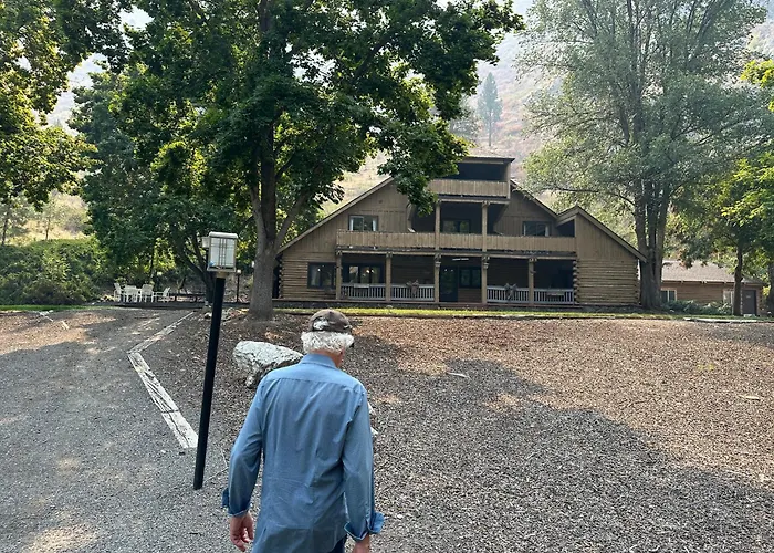 The Community At Riggins Hot Springs Hotel
