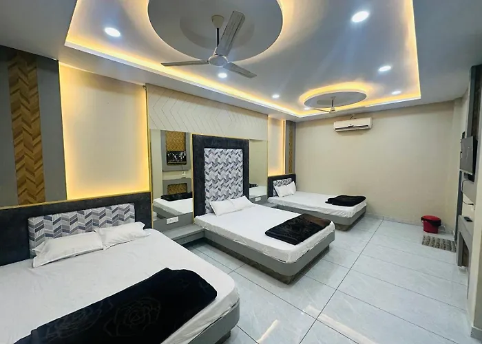 Hotel Om Shree Palace ,Main Road Near Mahakal Temple And Railway Station Ujjain