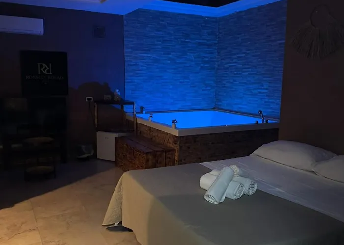 Royalty Rooms & Spa Naples