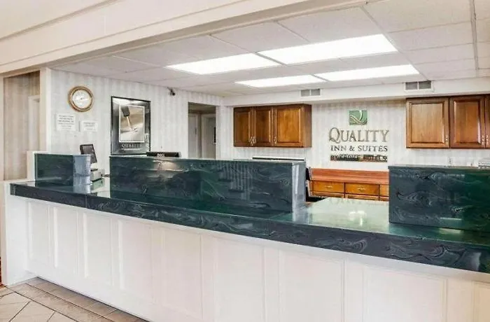 Quality Inn & Suites Des Moines - Merle Hay Road