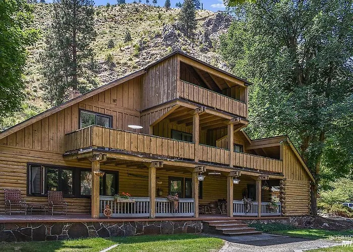 The Community At Riggins Hot Springs Hotel