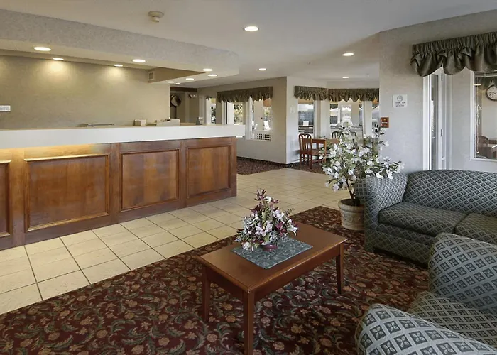 Lakewood Inn & Suites Dowagiac