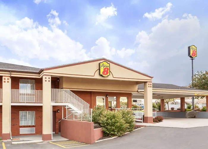 Super 8 By Wyndham Salina/Scenic Hills Area Hotel