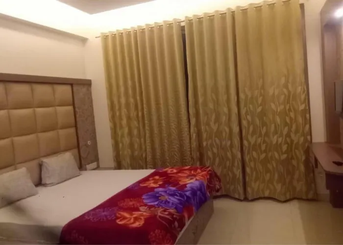 Holiday Aapke Liye Water Fall Hotel Khopoli
