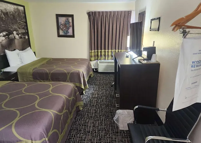 Super 8 By Wyndham Galesburg Hotel