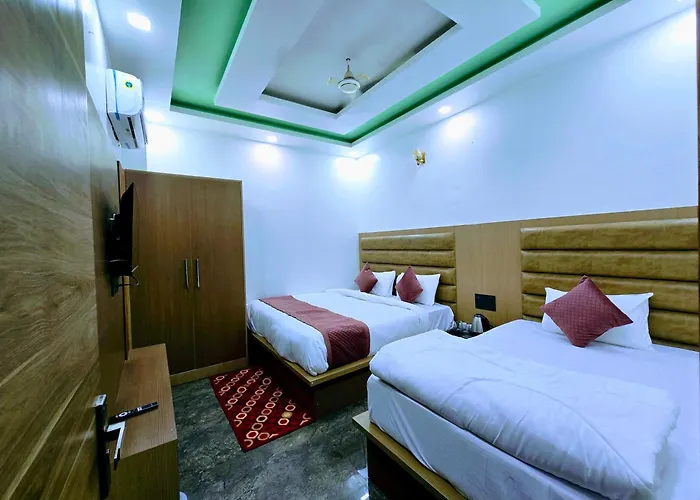 Hotel Parkland - Mathura Vrindavan - Premium Stay With Lift - Free Gym -Free Parking-Free Wifi