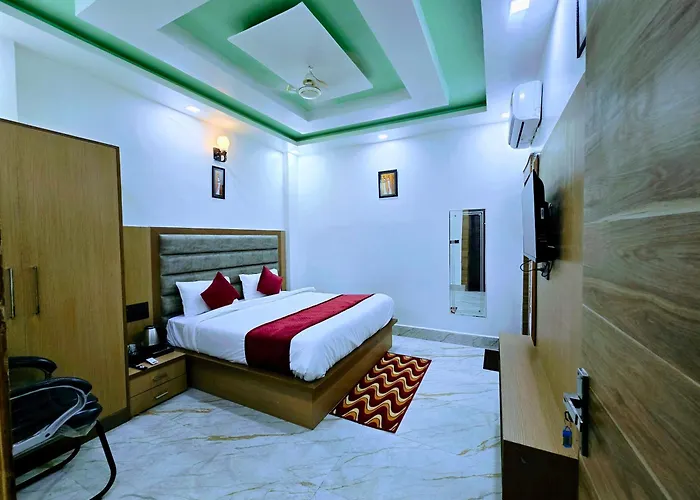 Hotel Parkland - Mathura Vrindavan - Premium Stay With Lift - Free Gym -Free Parking-Free Wifi