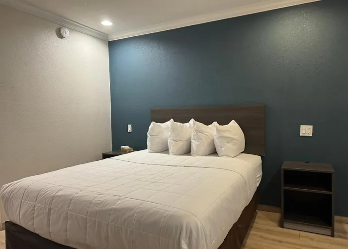 Baymont By Wyndham Bakersfield Hotel
