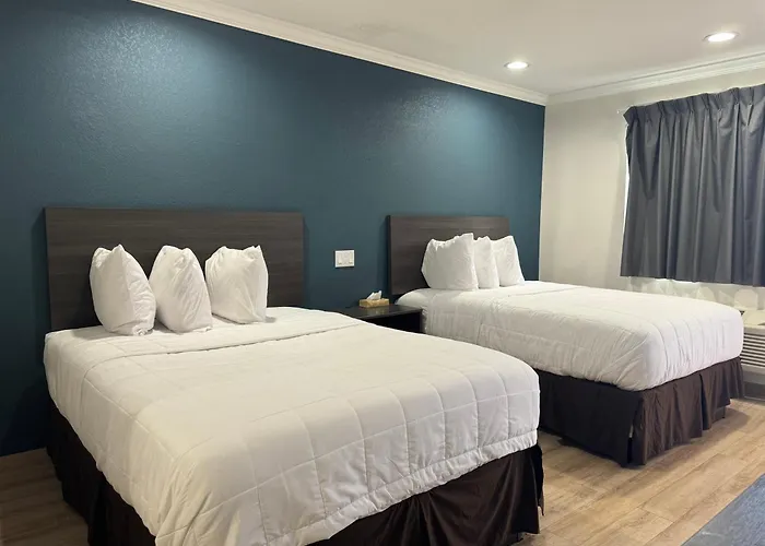 Baymont By Wyndham Bakersfield Hotel