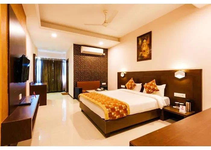 Ujjain Hotel P A R K - P A L A C E Near Temple And Railway Station