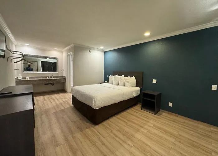Baymont By Wyndham Bakersfield Hotel