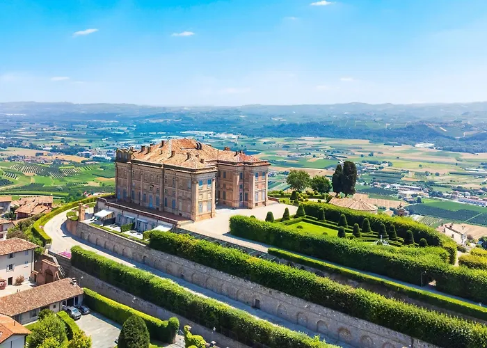 Castello Di Guarene Hotel