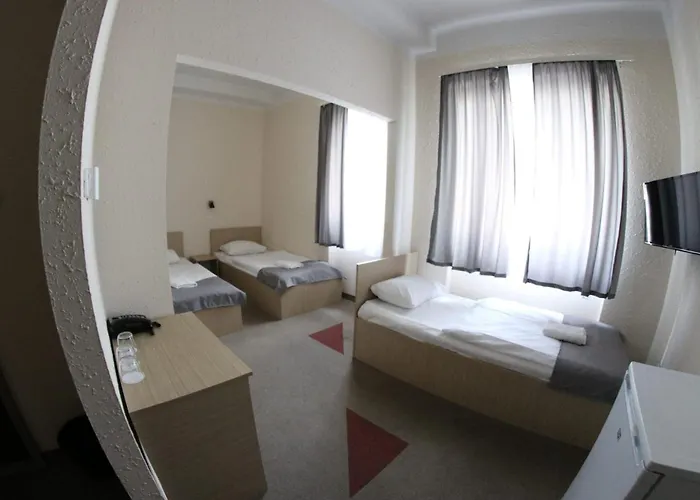 Free Parking, Free Breakfast, Only 15 Minutes To City Center Budapest
