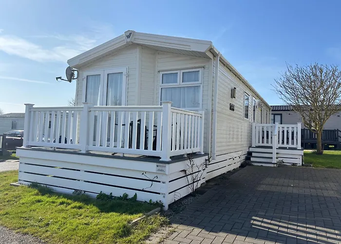 64, Belle Aire Caravan Park, Sleeps 6, Bed Linen And Towels Included, Free Wifi, Pets Welcome With Onsite Clubhouse Great Yarmouth