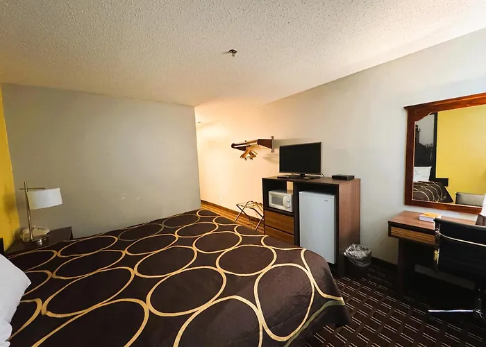 Super 8 By Wyndham Reedsburg Hotel