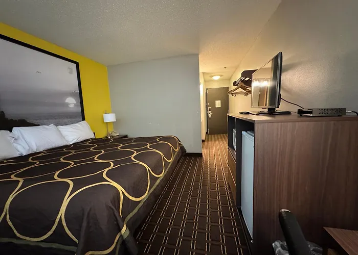 Super 8 By Wyndham Reedsburg Hotel