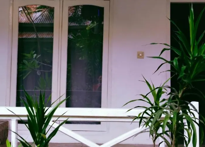 Cafe Des Arts Gili Air Bed and Breakfast