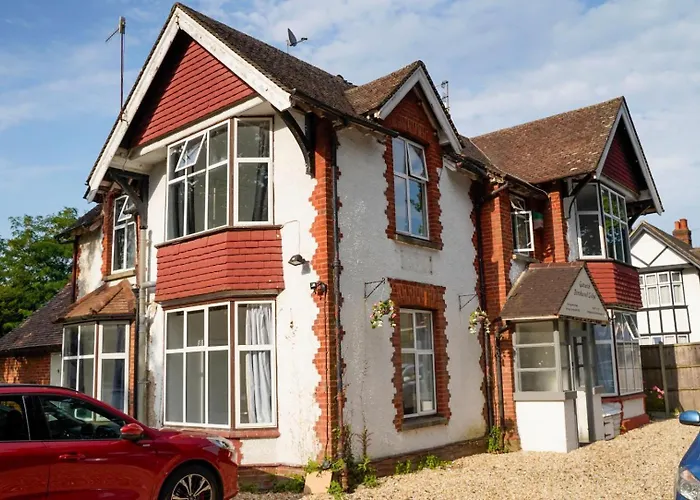 The Lodge By Birchwood Horley 