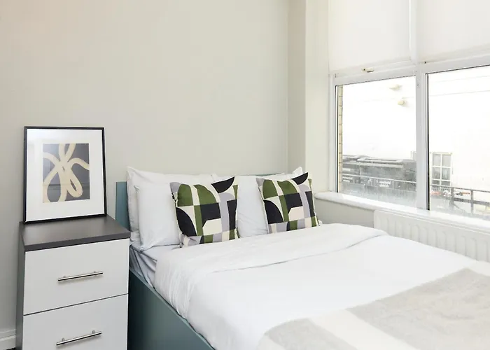 Deluxe Room 6 Louise House Summer Youth Accommodation London