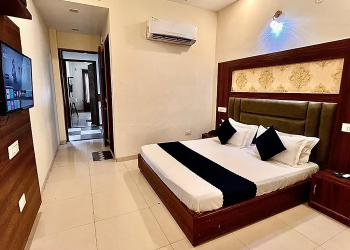Hotel Kakkar Palace Ludhiana !! Near Railway Station, Ghanta Ghar & Chaura Bazaar ! Parking ! Lift ! Prime Location ! Couple Friendly