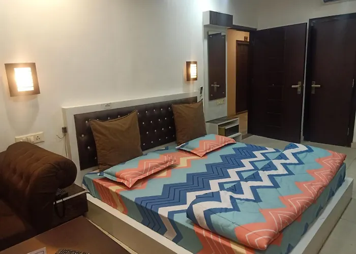 Hotel Kakkar Palace Ludhiana !! Near Railway Station, Ghanta Ghar & Chaura Bazaar ! Parking ! Lift ! Prime Location ! Couple Friendly