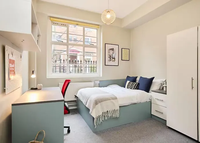 Deluxe Room 6 Louise House Summer Youth Accommodation London
