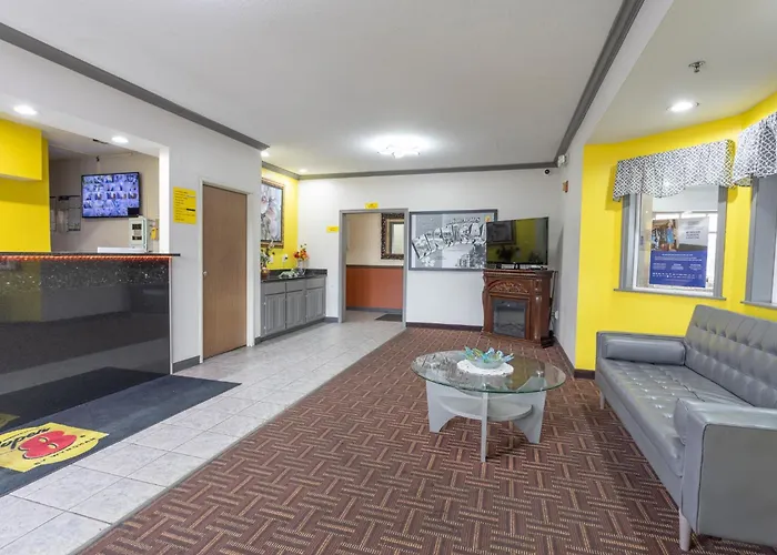 Super 8 By Wyndham Big Rapids Motel
