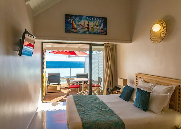 Les Galets Rouges Lodges & Spa Bouillante