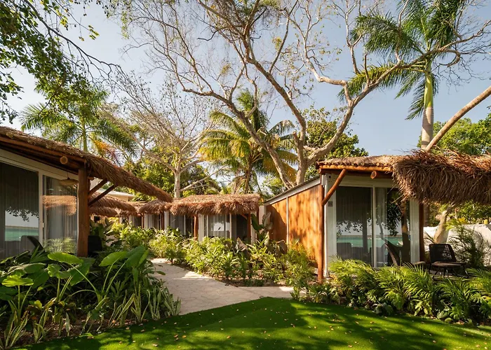 Casa Aakal Lagoon Front Bacalar