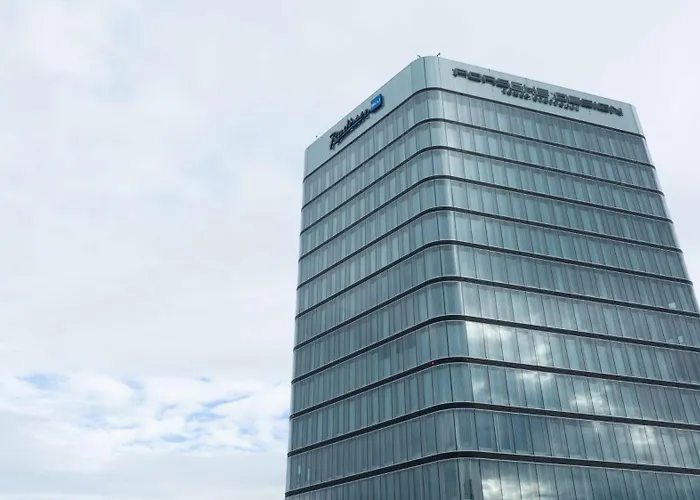 Radisson Blu Hotel At Porsche Design Tower Estugarda