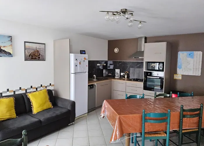 Les Pres-Sales Bed & Breakfast Courtils