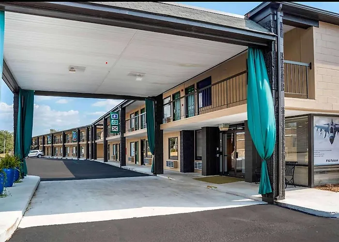 Super 8 By Wyndham Daleville-Fort Novosel