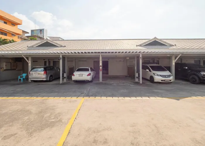 Oyo 75382 Chonburi Hotel
