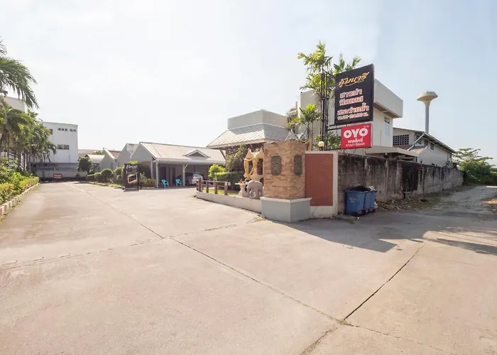 Oyo 75382 Chonburi Hotel
